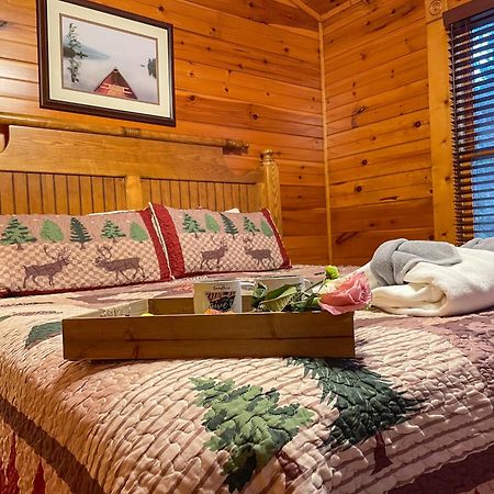 Spacious Resort Log Cabin, Easy Drive, Hot Tub, Arcade Gameroom, Mountain Vibe แกตลิงเบิร์ก ภายนอก รูปภาพ