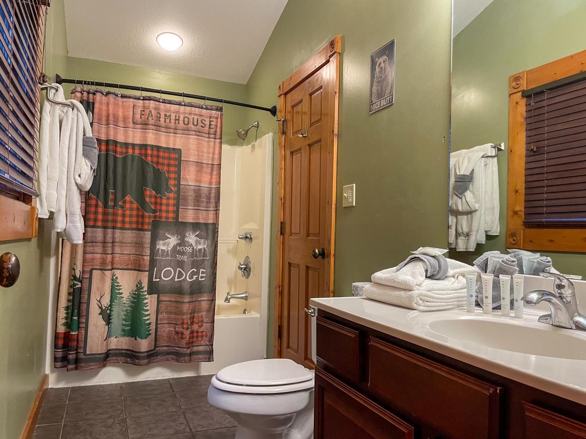 Spacious Resort Log Cabin, Easy Drive, Hot Tub, Arcade Gameroom, Mountain Vibe แกตลิงเบิร์ก ภายนอก รูปภาพ