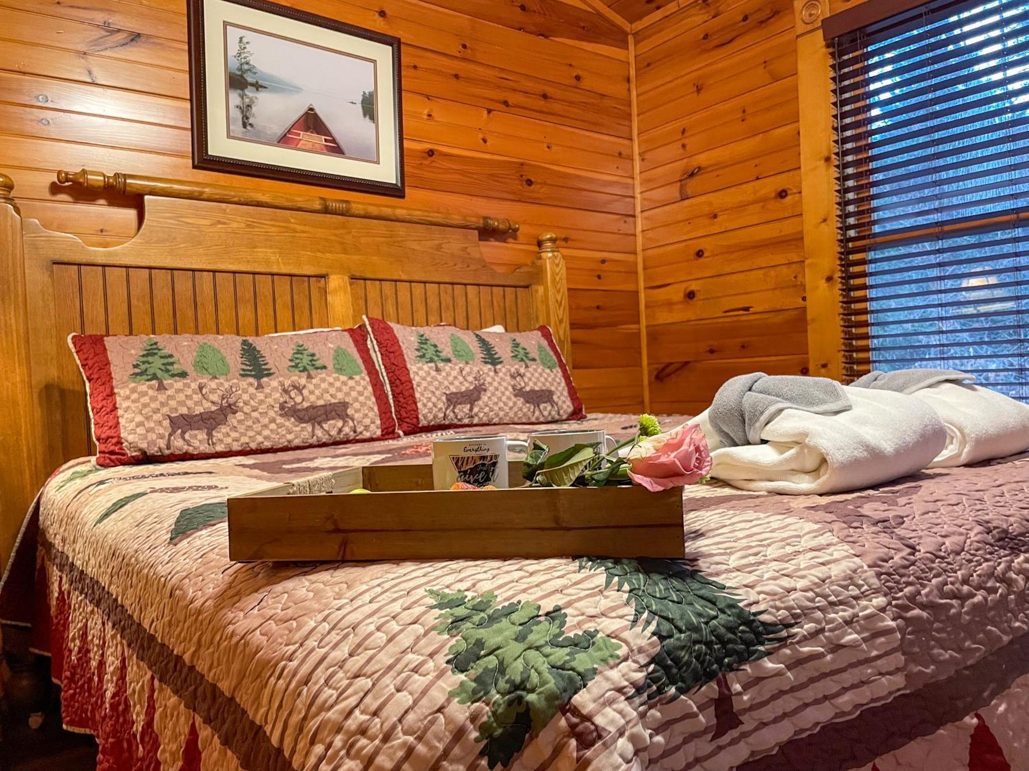 Spacious Resort Log Cabin, Easy Drive, Hot Tub, Arcade Gameroom, Mountain Vibe แกตลิงเบิร์ก ภายนอก รูปภาพ