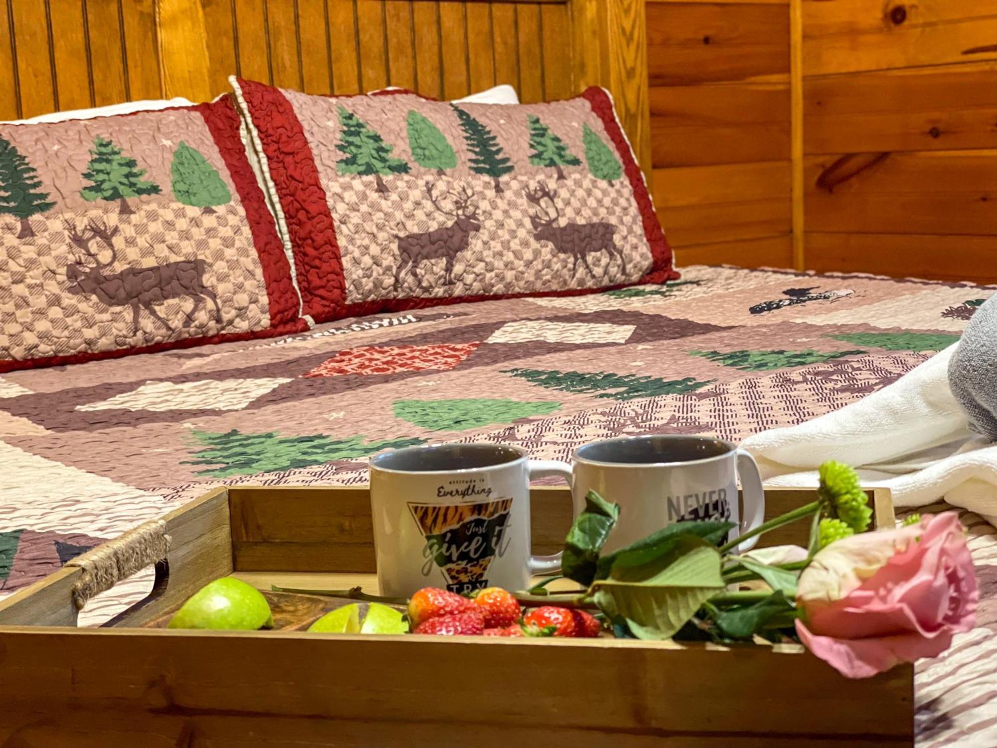 Spacious Resort Log Cabin, Easy Drive, Hot Tub, Arcade Gameroom, Mountain Vibe แกตลิงเบิร์ก ภายนอก รูปภาพ