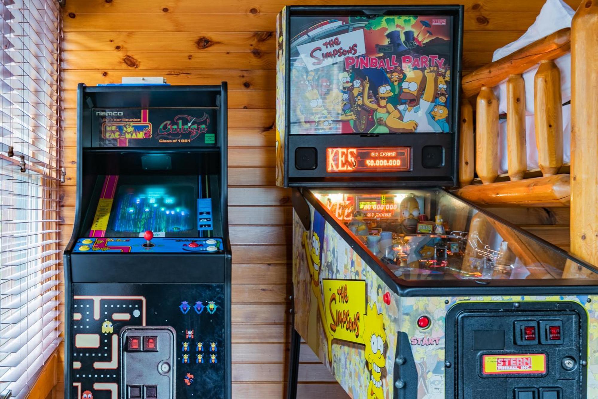 Spacious Resort Log Cabin, Easy Drive, Hot Tub, Arcade Gameroom, Mountain Vibe แกตลิงเบิร์ก ภายนอก รูปภาพ