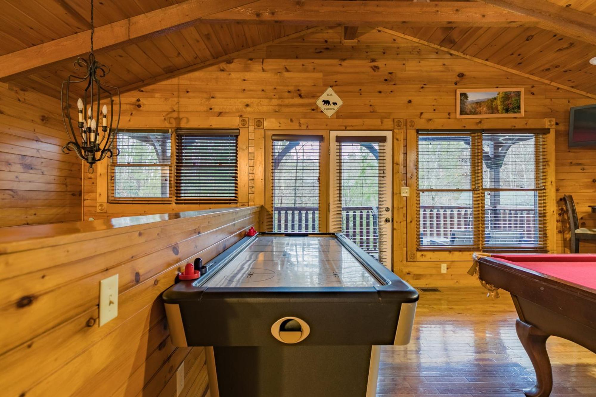 Spacious Resort Log Cabin, Easy Drive, Hot Tub, Arcade Gameroom, Mountain Vibe แกตลิงเบิร์ก ภายนอก รูปภาพ