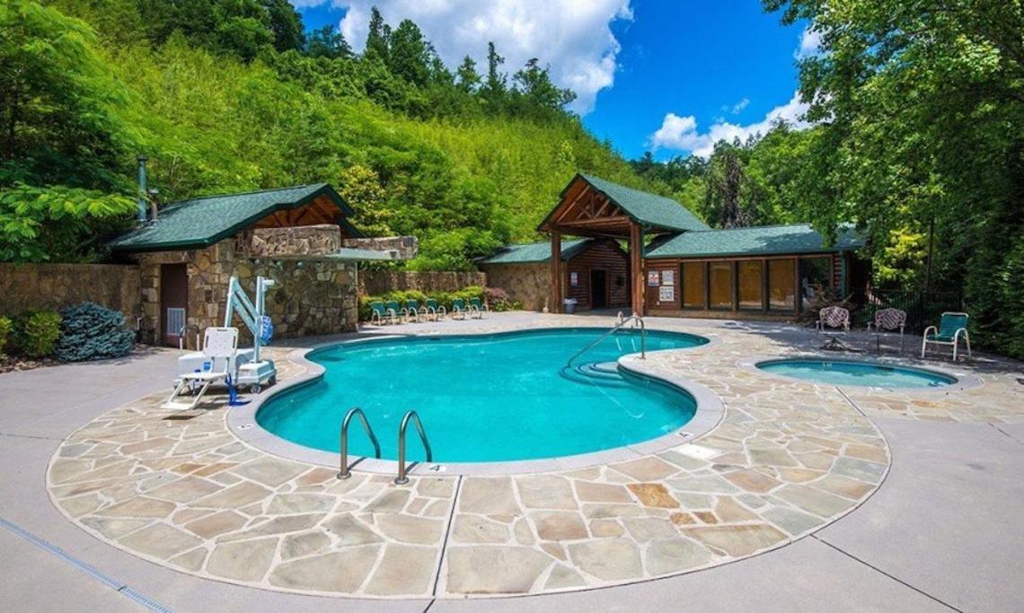 Spacious Resort Log Cabin, Easy Drive, Hot Tub, Arcade Gameroom, Mountain Vibe แกตลิงเบิร์ก ภายนอก รูปภาพ