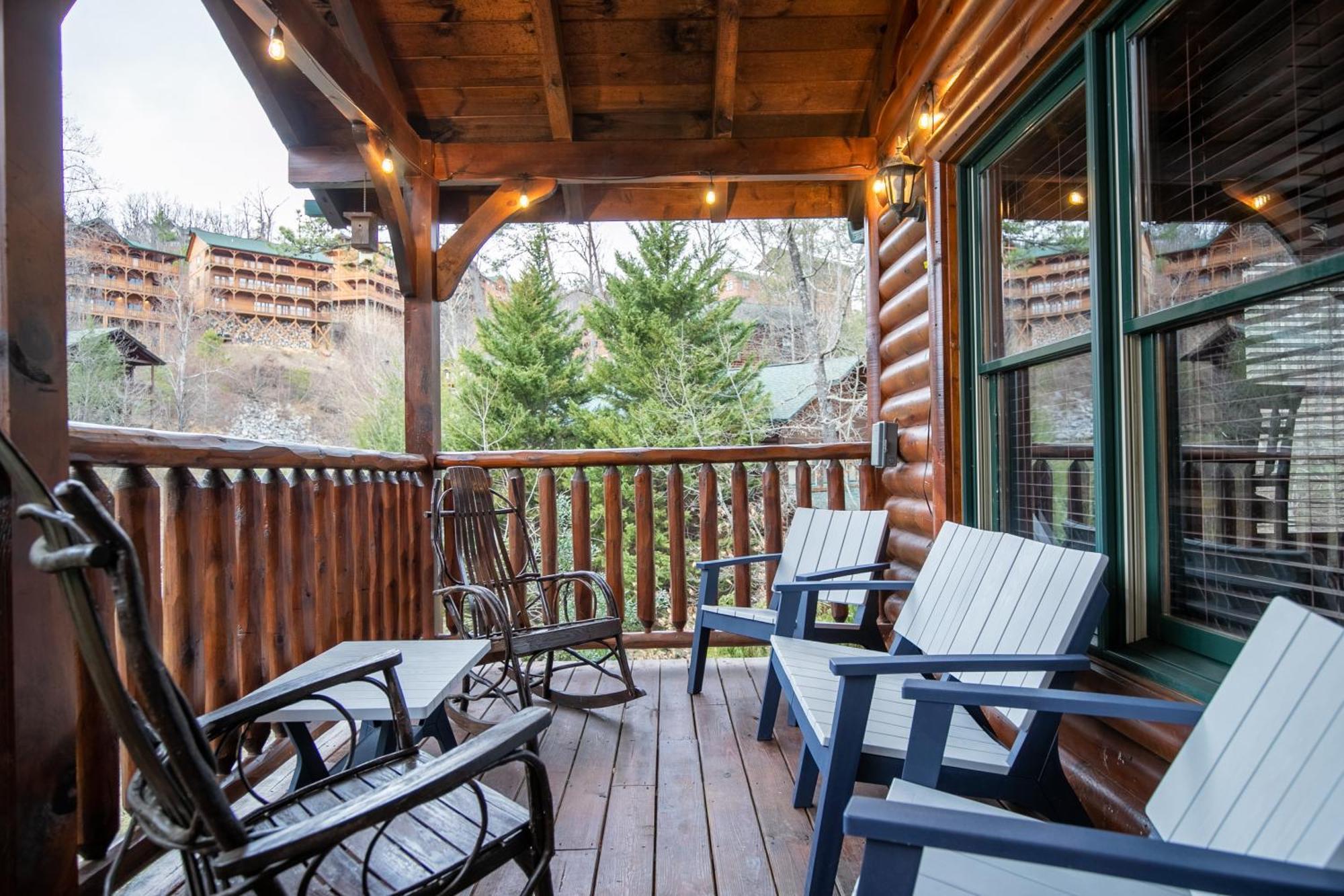 Spacious Resort Log Cabin, Easy Drive, Hot Tub, Arcade Gameroom, Mountain Vibe แกตลิงเบิร์ก ภายนอก รูปภาพ