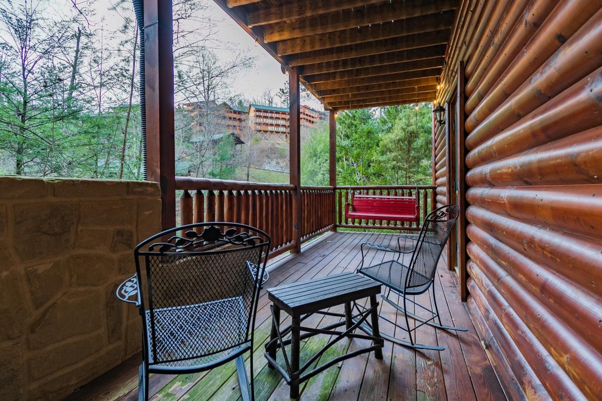 Spacious Resort Log Cabin, Easy Drive, Hot Tub, Arcade Gameroom, Mountain Vibe แกตลิงเบิร์ก ภายนอก รูปภาพ