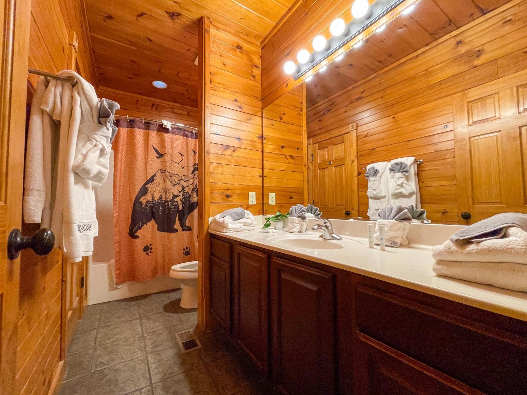 Spacious Resort Log Cabin, Easy Drive, Hot Tub, Arcade Gameroom, Mountain Vibe แกตลิงเบิร์ก ภายนอก รูปภาพ