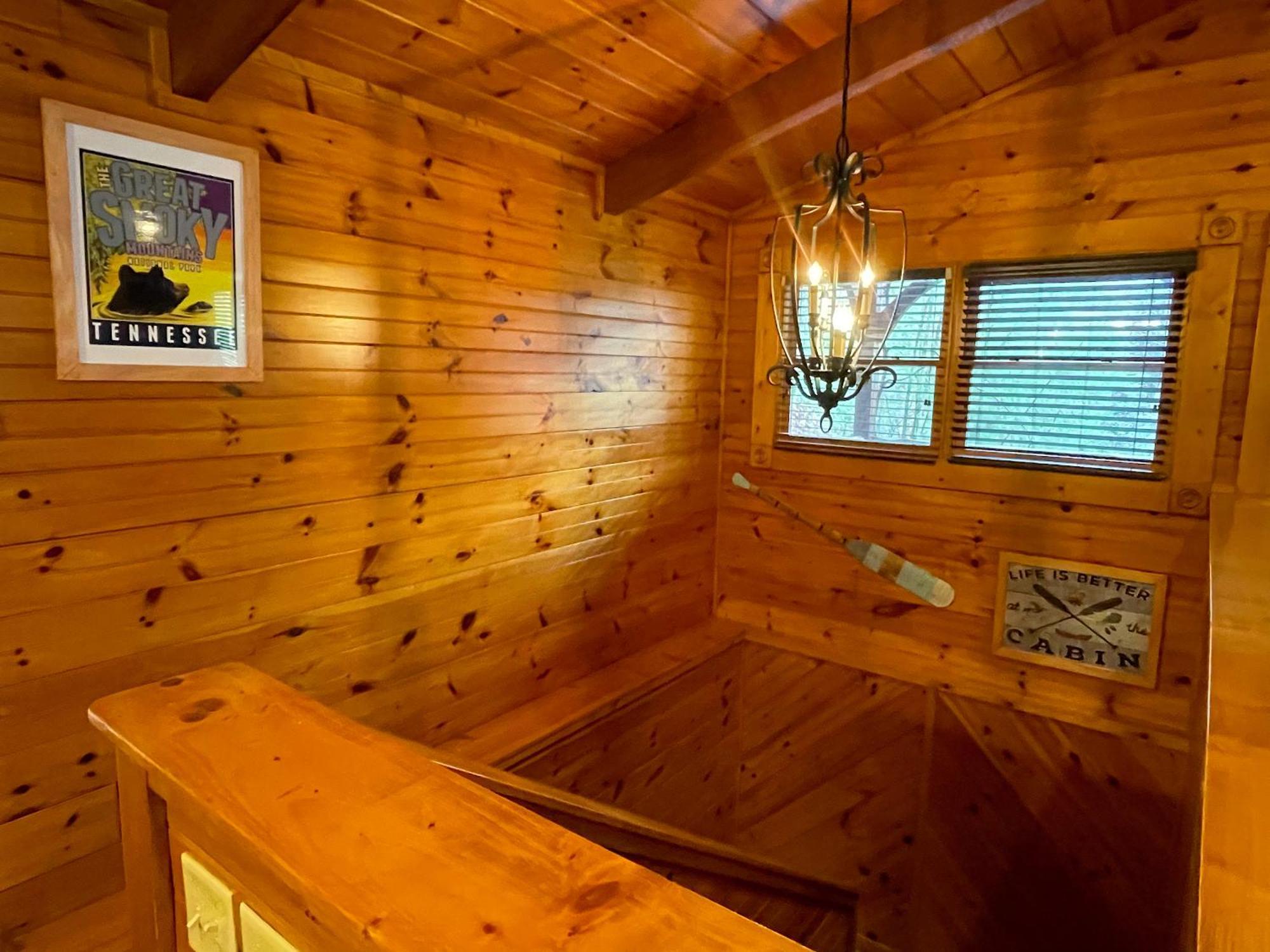 Spacious Resort Log Cabin, Easy Drive, Hot Tub, Arcade Gameroom, Mountain Vibe แกตลิงเบิร์ก ภายนอก รูปภาพ