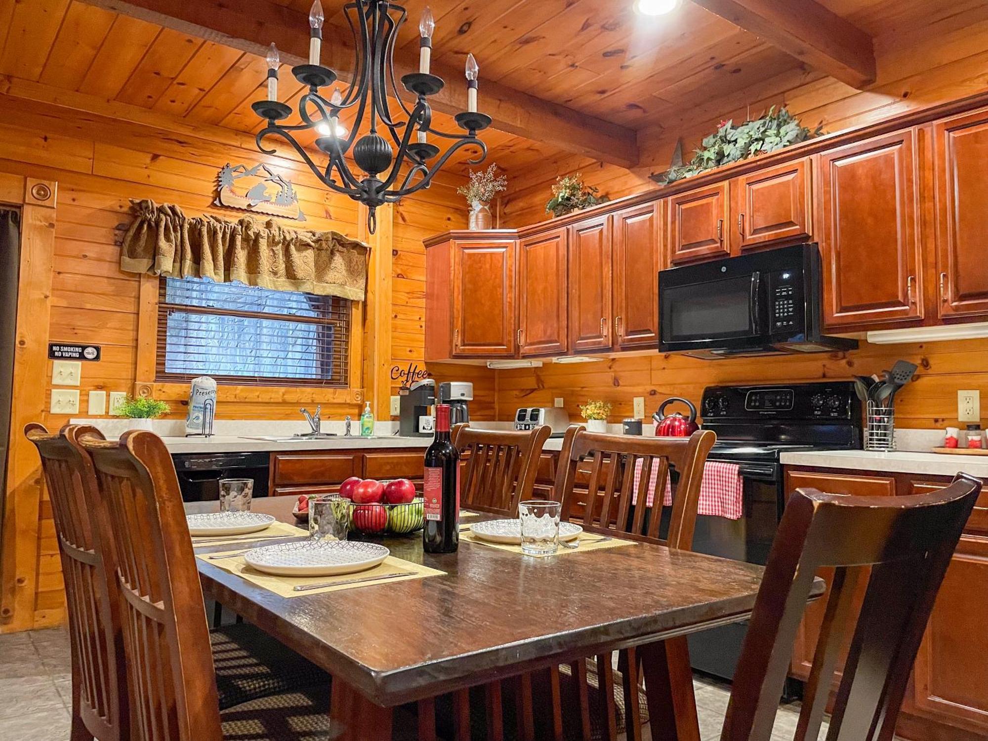 Spacious Resort Log Cabin, Easy Drive, Hot Tub, Arcade Gameroom, Mountain Vibe แกตลิงเบิร์ก ภายนอก รูปภาพ