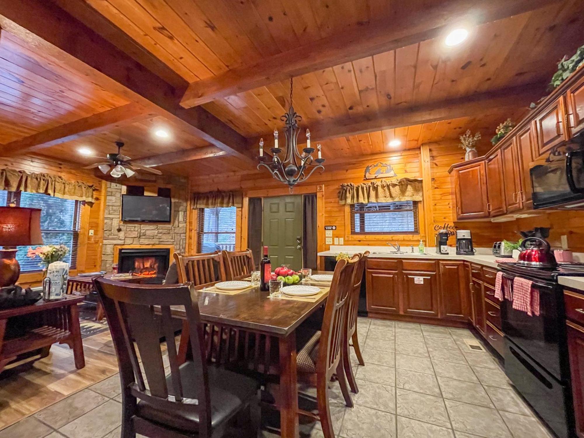 Spacious Resort Log Cabin, Easy Drive, Hot Tub, Arcade Gameroom, Mountain Vibe แกตลิงเบิร์ก ภายนอก รูปภาพ