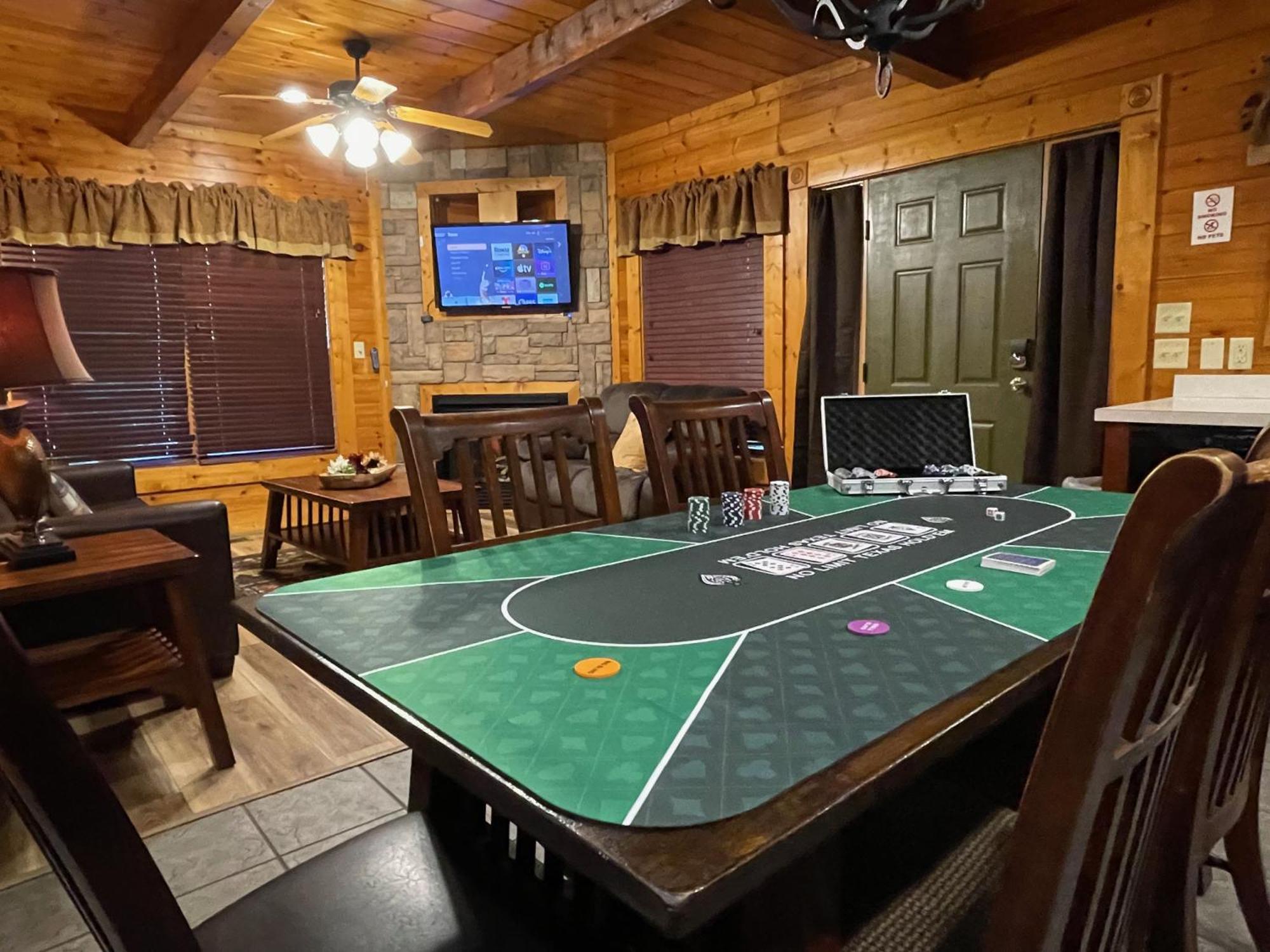 Spacious Resort Log Cabin, Easy Drive, Hot Tub, Arcade Gameroom, Mountain Vibe แกตลิงเบิร์ก ภายนอก รูปภาพ