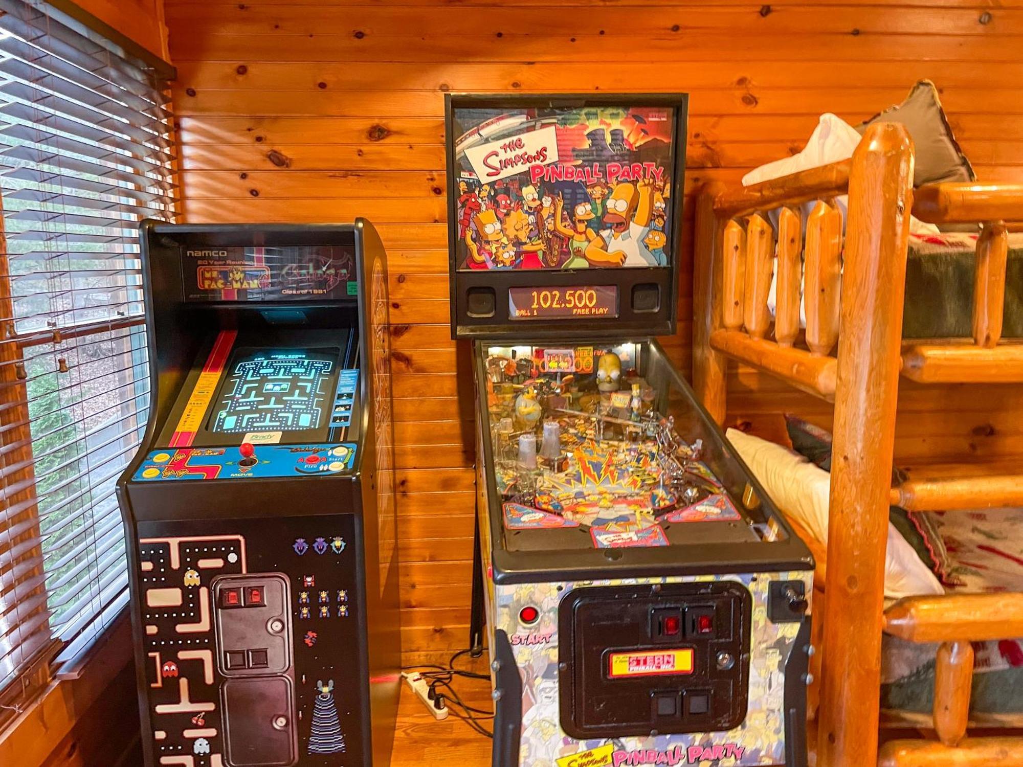 Spacious Resort Log Cabin, Easy Drive, Hot Tub, Arcade Gameroom, Mountain Vibe แกตลิงเบิร์ก ภายนอก รูปภาพ