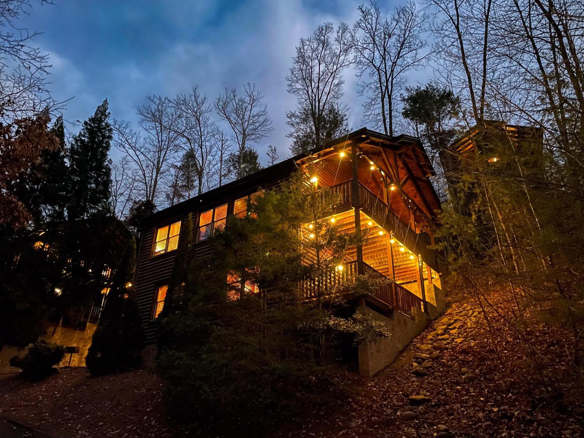 Spacious Resort Log Cabin, Easy Drive, Hot Tub, Arcade Gameroom, Mountain Vibe แกตลิงเบิร์ก ภายนอก รูปภาพ