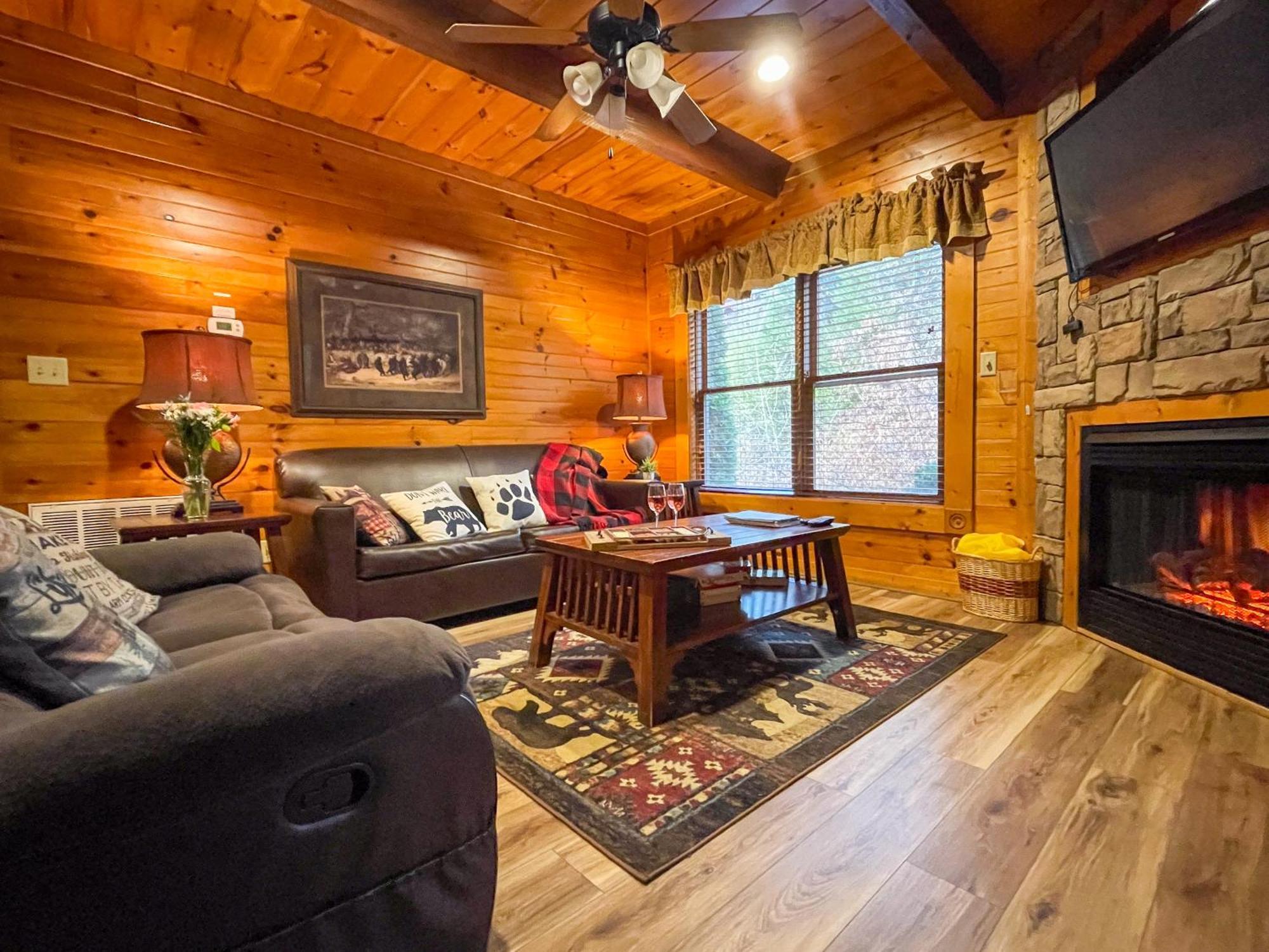 Spacious Resort Log Cabin, Easy Drive, Hot Tub, Arcade Gameroom, Mountain Vibe แกตลิงเบิร์ก ภายนอก รูปภาพ