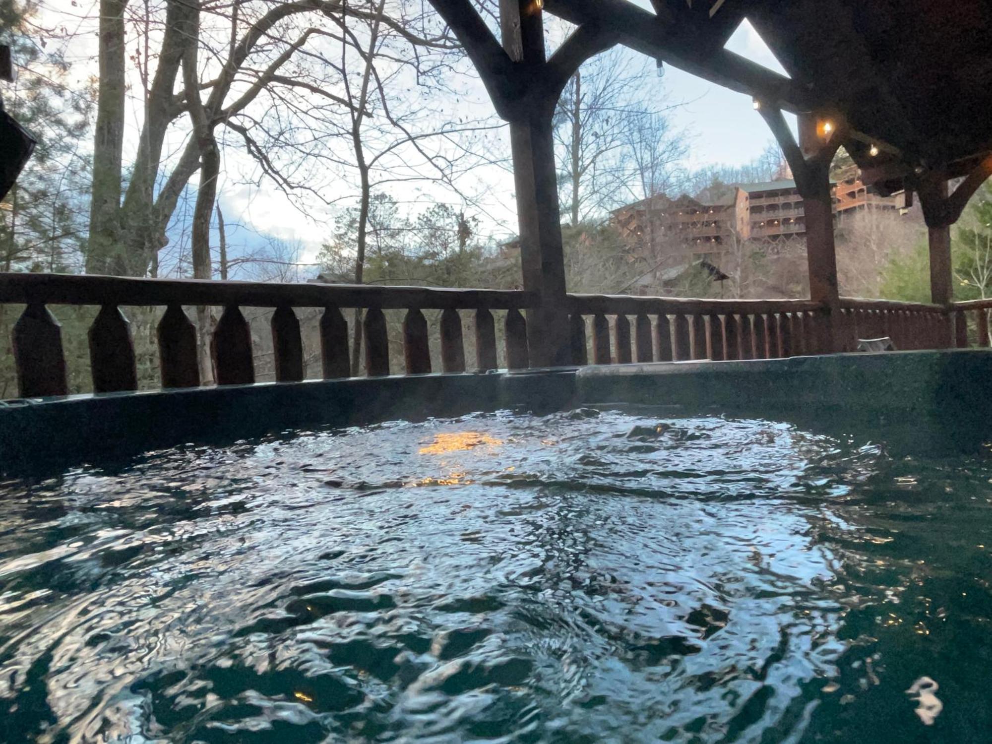 Spacious Resort Log Cabin, Easy Drive, Hot Tub, Arcade Gameroom, Mountain Vibe แกตลิงเบิร์ก ภายนอก รูปภาพ