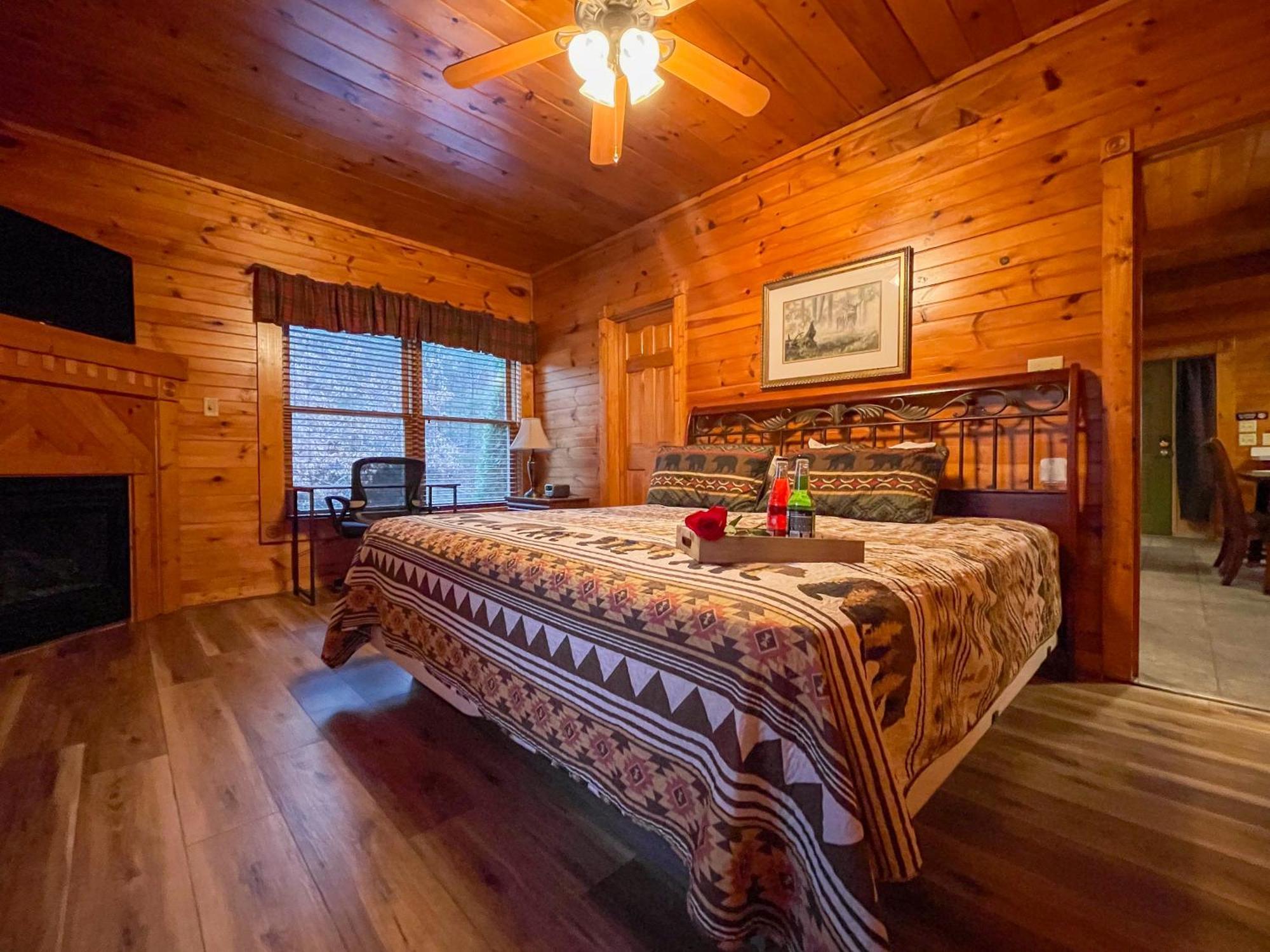 Spacious Resort Log Cabin, Easy Drive, Hot Tub, Arcade Gameroom, Mountain Vibe แกตลิงเบิร์ก ภายนอก รูปภาพ
