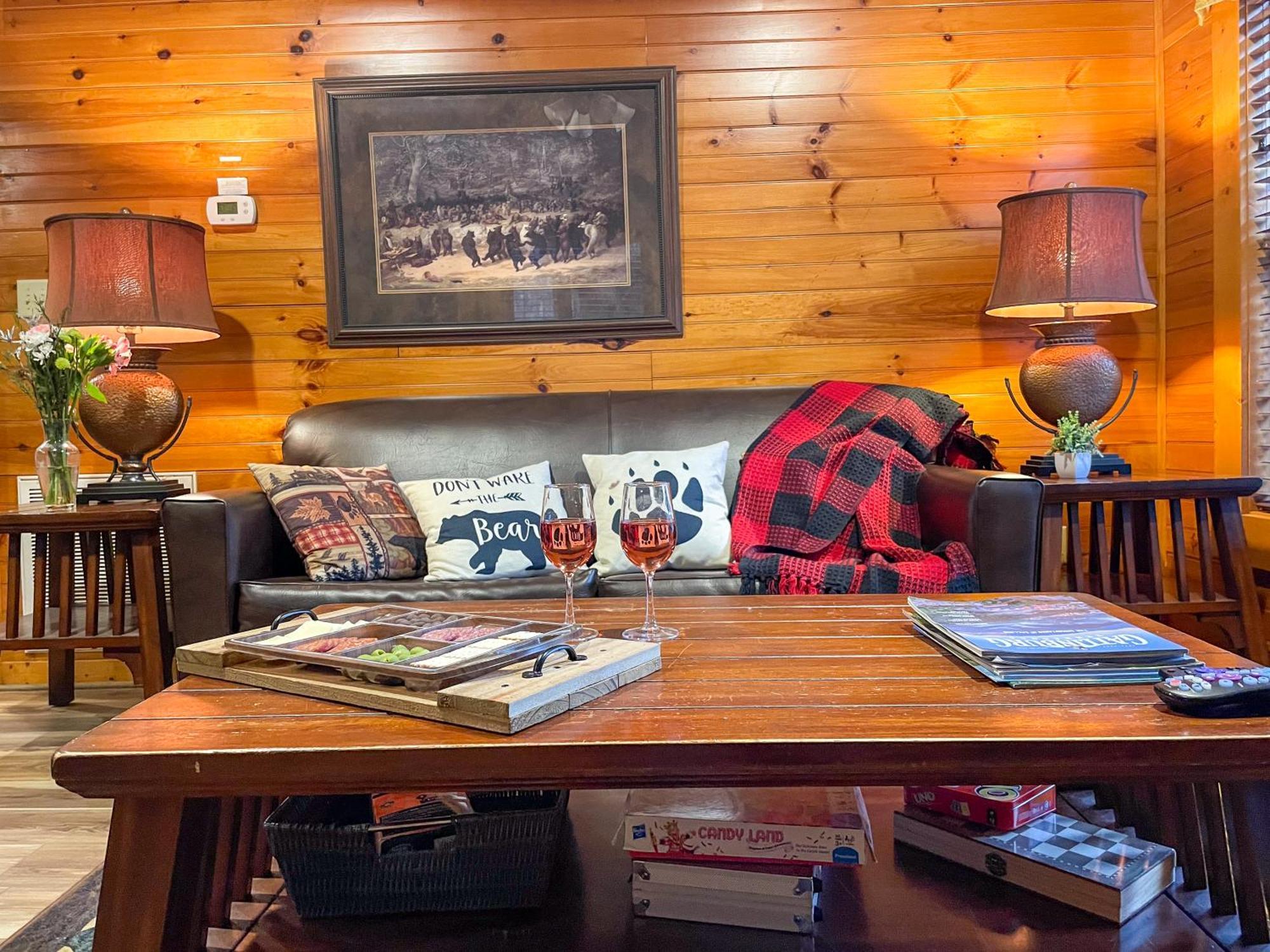 Spacious Resort Log Cabin, Easy Drive, Hot Tub, Arcade Gameroom, Mountain Vibe แกตลิงเบิร์ก ภายนอก รูปภาพ