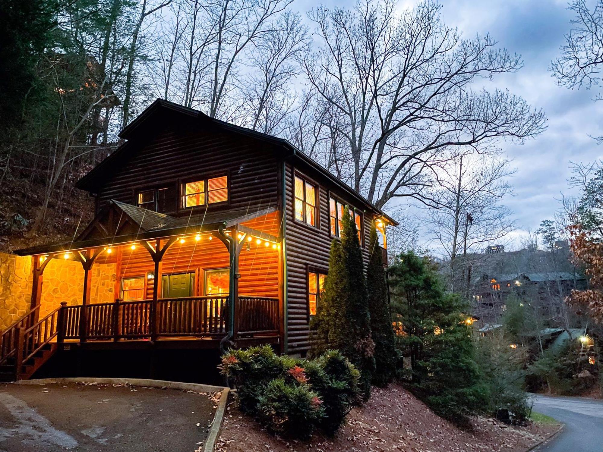 Spacious Resort Log Cabin, Easy Drive, Hot Tub, Arcade Gameroom, Mountain Vibe แกตลิงเบิร์ก ภายนอก รูปภาพ