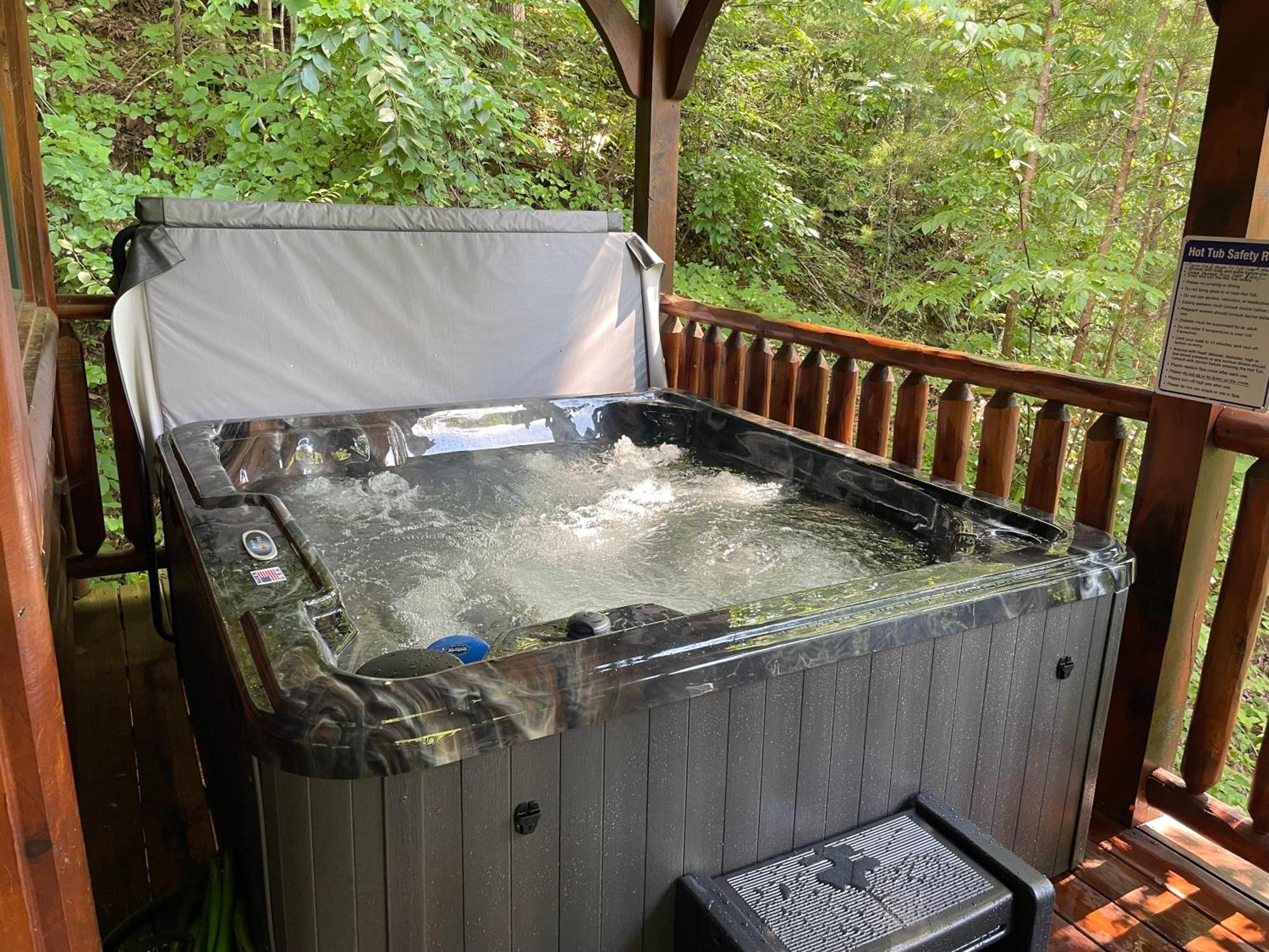 Spacious Resort Log Cabin, Easy Drive, Hot Tub, Arcade Gameroom, Mountain Vibe แกตลิงเบิร์ก ภายนอก รูปภาพ